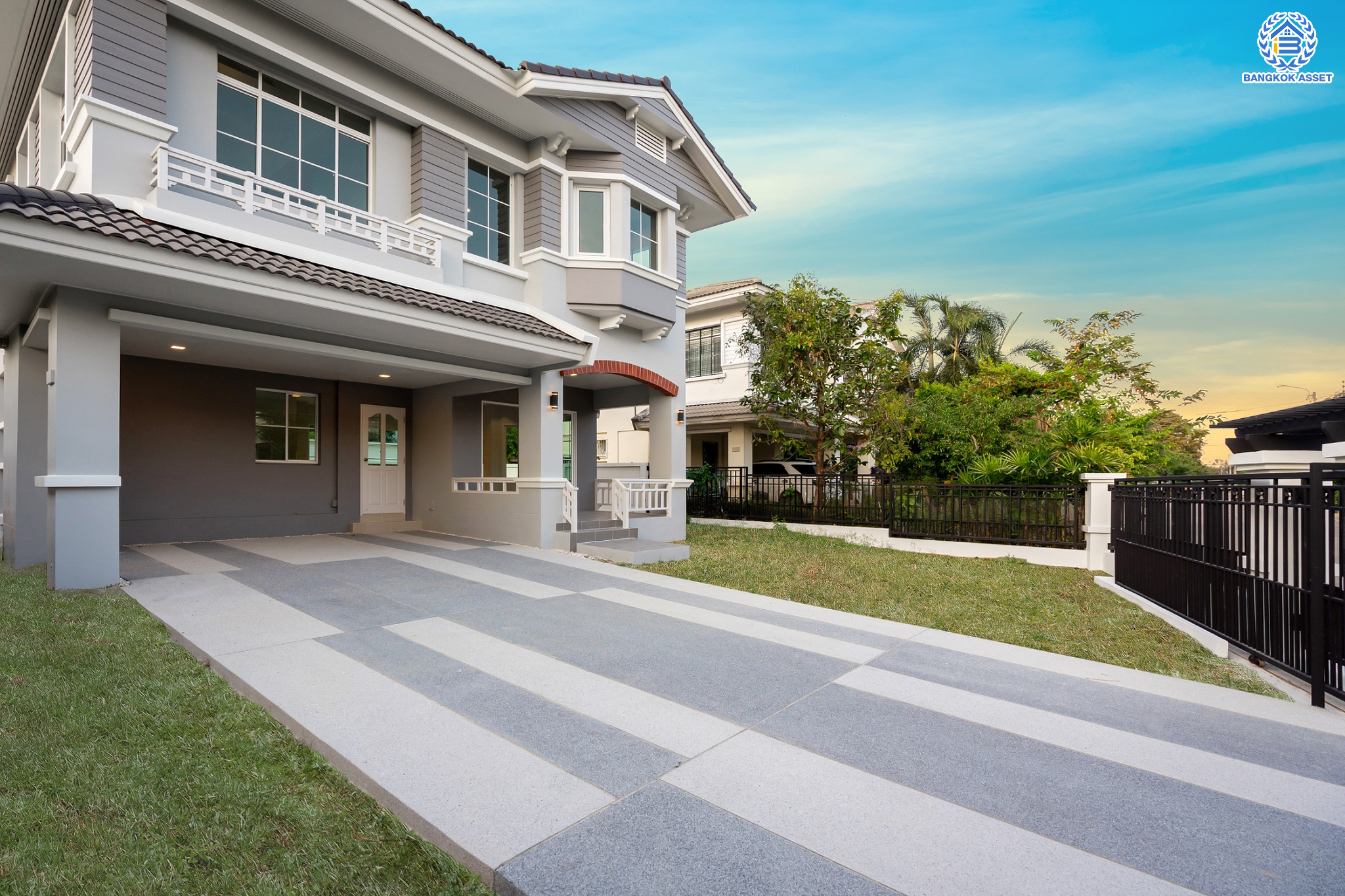 บ้านมือสองตกแต่งใหม่ ม.ชัยพฤกษ์ บางบัวทอง บ้านเดี่ยว แบรนด์ LH  เนื้อที่ 92.9 ตร.ว. ฟังก์ชัน 3 ห้องนอน 3 ห้องน้ำ จอดรถได้ถึง 4 คัน มีพื้นที่บริเวณบ้านกว้างขวางกว่า 232 ตร.ม. พร้อม Facilities ครบครัน บนทำเลเดินทางสะดวก ติดถนนบางกรวย-ไทรน้อย ใกล้เซ็นทรัลเวสต์เกต และรถไฟฟ้าสายสีม่วง "สถานีบางพลู"